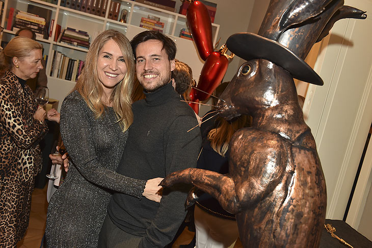 Anja Gräfin von Keyserlingk, Konstantin Graf von Keyserlingk: Sarah Kronsbein & HERMANN luden zum Ausstellungs-Debüt Alice im Wunderland, Maximilianstrasse  München am 12.03.2024 / Foto: BrauerPhotos / Goran Nitschke 